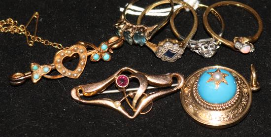 Assorted jewellery including early 20th century 18ct gold rings and 9ct gold Art Nouveau brooch.